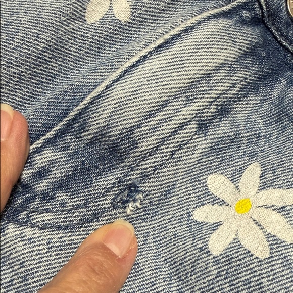 PacSun Mom Jean Blue Jean Shorts with Daisy Design.  Size 25”. - Picture 4 of 11